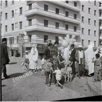 [Alger, 1956-1962. Rassemblement de population dans le quartier de Bab El Oued.]