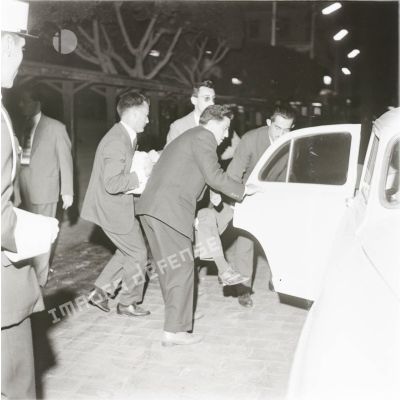 [Algérie, 1956-1962. L'évacuation d'une personne dans une automobile.]