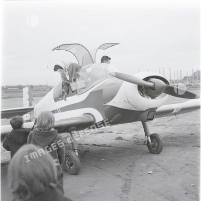 [Un avion de tourisme Jodel modèle D11, 1956-1965.]