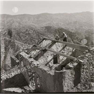 [Algérie, 1954-1962. La mise en place d'une charpente dans un village.]