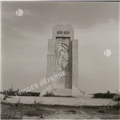 [Monument de Sidi-Ferruch commémorant le centenaire de la présence française en Algérie, 1958-1961.]