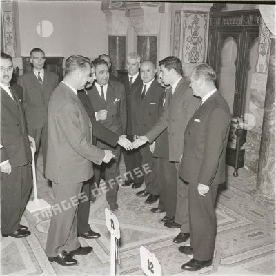 [Alger, novembre 1960. Conférence de presse et réception au Palais d'été des corps constitués par Jean Morin, délégué général du gouvernement en Algérie.]