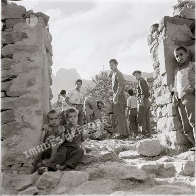 [Algérie, 1954-1962. Portrait de groupe dans un village.]