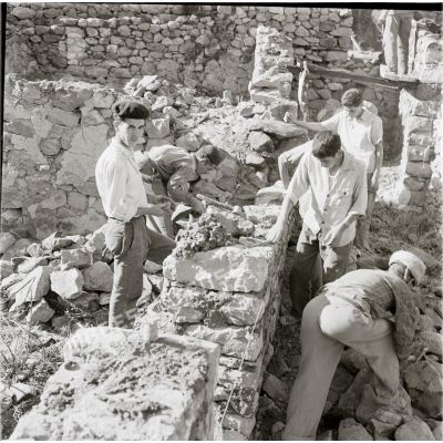 [Algérie, 1954-1962. Travaux de maçonnerie dans un village.]