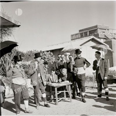 [Algérie, 1954-1962. Portrait de groupe d'hommes déguisés avec chapeau melon, hauts-de-forme et parapluies.]