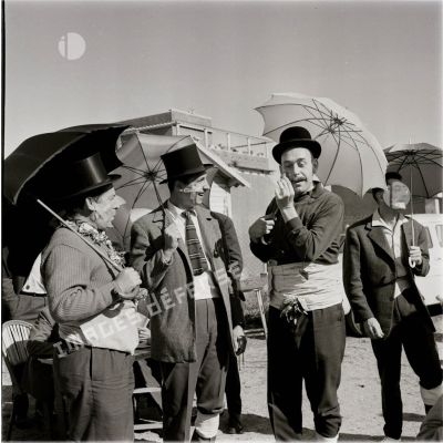 [Algérie, 1954-1962. Portrait de groupe d'hommes déguisés avec chapeau melon, hauts-de-forme et parapluies.]