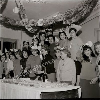 [Un repas festif féminin en Algérie, 1954-1962.]