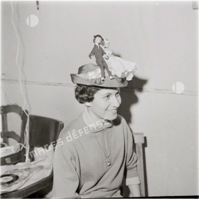 [Algérie, 1954-1962. Portrait d'une femme coiffée d'un chapeau fantaisiste.]