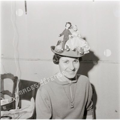 [Algérie, 1954-1962. Portrait d'une femme coiffée d'un chapeau fantaisiste.]