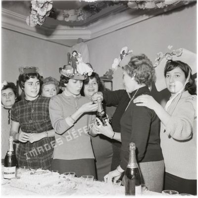 [Un repas festif et féminin en Algérie, 1954-1962.]