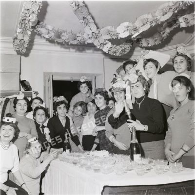 [Un repas festif et féminin en Algérie, 1954-1962.]