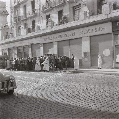 [Alger, 1954-1962. Un rassemblement devant le bureau de main d'oeuvre d'Alger-Sud.]