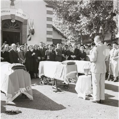 [Obsèques devant une chapelle ardente en Algérie, 1954-1962.]