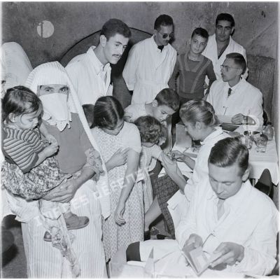 [Une campagne de vaccination de la population en Algérie, 1954-1962.]