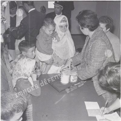 [Une distribution de vêtements et de boîtes de conserve à la population algérienne, 1954-1962.]