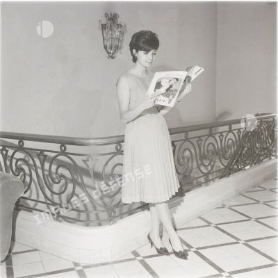 [Portrait d'une lectrice du magazine "Elle" posant devant une rampe d'escalier, s. d.]