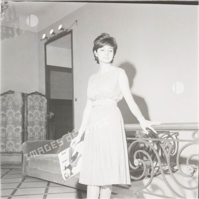 [Portrait d'une lectrice du magazine "Elle" posant devant une rampe d'escalier, s. d.]