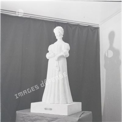 [Une statue de femme exposée sur un socle, s. d.]