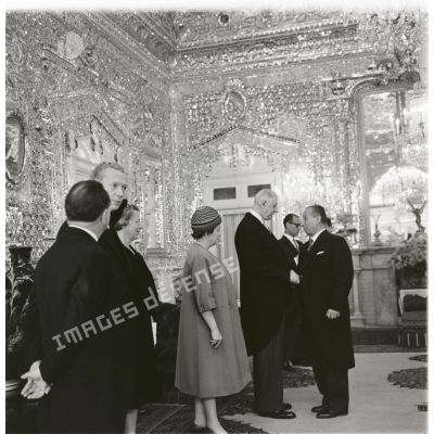 [Algérie, 1958-1962. Une cérémonie en présence du général Charles de Gaulle et de son épouse Yvonne de Gaulle.]