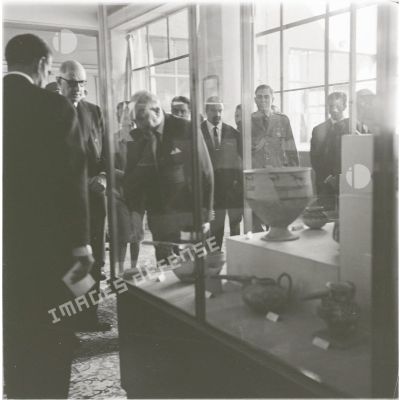[Algérie, 1958-1962. Le général Charles de Gaulle visite une exposition d'objets.]