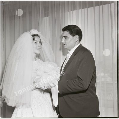 [Portrait d'un couple de mariés en Algérie, 1954-1962.]