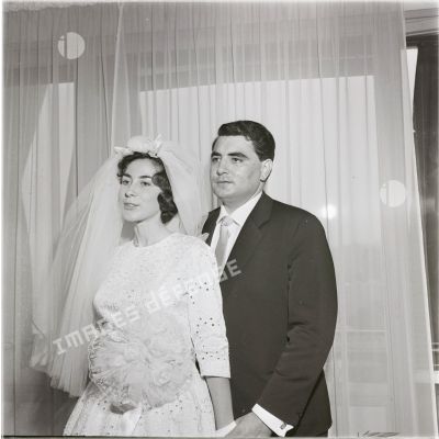 [Portrait d'un couple de mariés en Algérie, 1954-1962.]