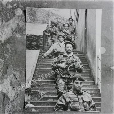 [Une photographie représentant des parachutistes à Alger, 1954-1962.]