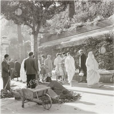 [Passants devant la faculté de médecine d'Alger, 1954-1962.]