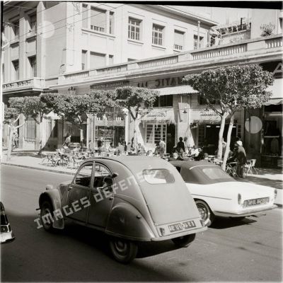 [Trafic automobile devant le café Otomatic à Alger, 1954-1962.]