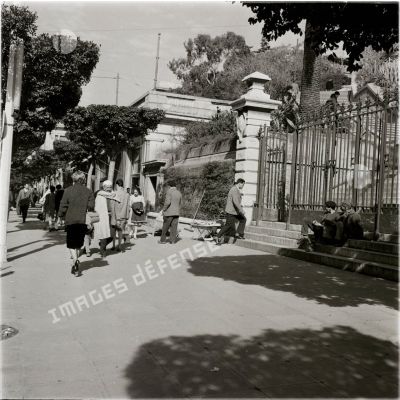 [Passants devant la faculté de médecine d'Alger, 1954-1962.]