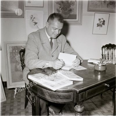 [Algérie, 1957. Jean Lartéguy dédicace son ouvrage "La tragédie du Maroc interdit".]