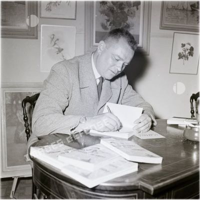 [Algérie, 1957. Jean Lartéguy dédicace son ouvrage "La tragédie du Maroc interdit".]
