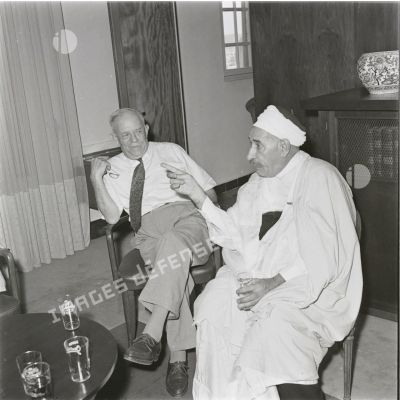 [Une entrevue d'autorités en Algérie, 1954-1962.]