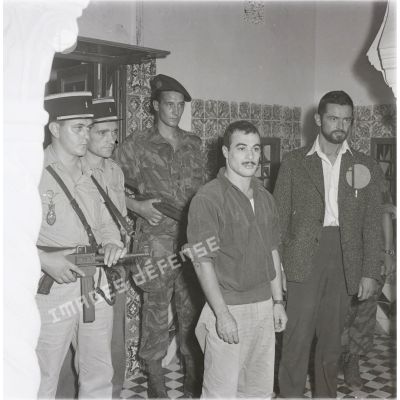 [Présentation à la presse de Yacef Saadi, responsable du Front de libération nationale (FLN) pour la zone autonome d'Alger (ZAA), arrêté dans la casbah d'Alger le 24 septembre 1957.]