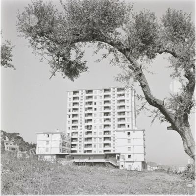 [Un immeuble en Algérie, 1954-1962.]