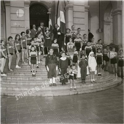 [Algérie, 1954-1962. Photographie de groupe des jeunes lauréats de la Pédale d'or de la Maison Carréenne fondée en 1934.]