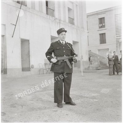 [Algérie, 1954-1962. Portrait d'un gendarme tenant en bandoulière un pistolet-mitrailleur MAT 49.]