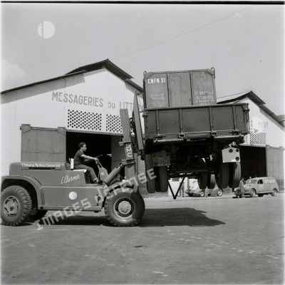 [Algérie, 1954-1962. Le déplacement d'un véhicule par un chariot élévateur de la marque Clark.]