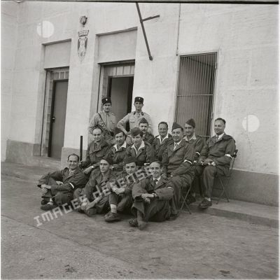 [Algérie, 1954-1962. Photographie de groupe à l'entrée d'un poste de police.]