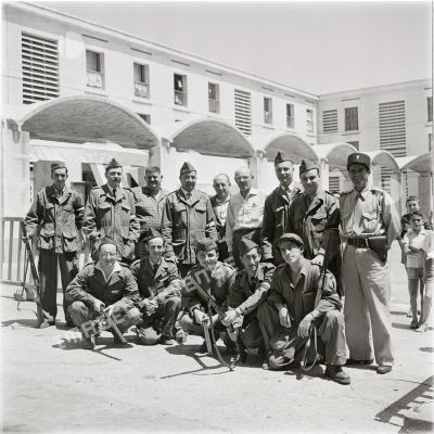 [Algérie, 1954-1962. Photographie de groupe de forces françaises de maintien de l'ordre dans une cité d'habitations.]