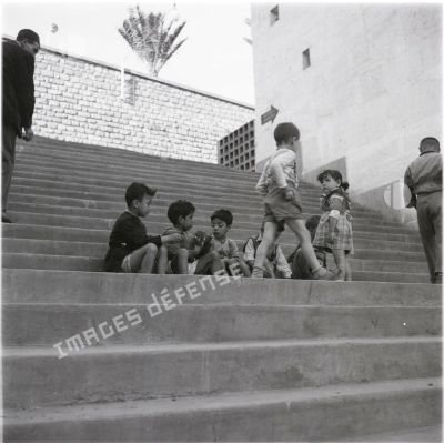 [Enfants algériens sur les marches d'un escalier, 1954-1962.]