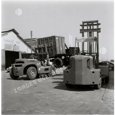 [Algérie, 1954-1962. Le déplacement d'un véhicule par un chariot élévateur de la marque Clark.]