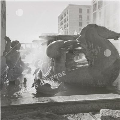 [Alger, 1954-1962. La Fontaine aux Chevaux, oeuvre du sculpteur Louis Arnaud construite dans la cité Diar el-Mahçoul.]
