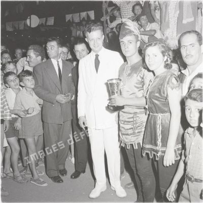 [La remise d'une coupe lors d'un évenement sportif ou culturel en Algérie, 1954-1962.]