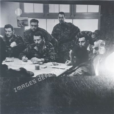 [Une photographie représentant une réunion de militaires français en Algérie, 1954-1962.]