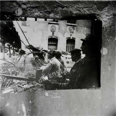 [Une photographie représentant des militaires français derrière une barricade en Algérie, 1954-1962.]