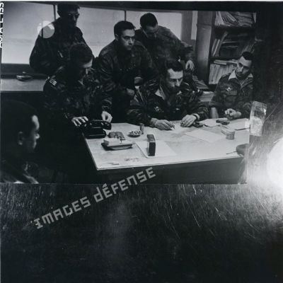 [Une photographie représentant une réunion de militaires français en Algérie, 1954-1962.]
