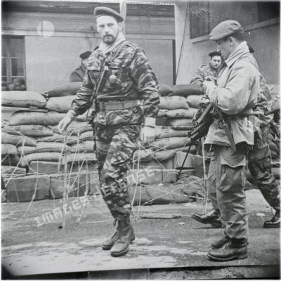 [Une photographie représentant des militaires français en Algérie, 1954-1962.]