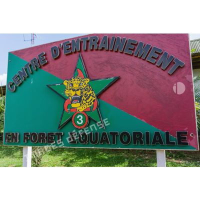 Panneau du 3e régiment étranger d'infanterie (REI) à l'entrée du centre d'entraînement en forêt équatoriale (CEFE) à Régina, en Guyane française.