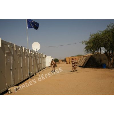 Déploiement de l'opération de la force européenne EUFOR Tchad/RCA (République centrafricaine) : l'état-major de force (force head-quarters, FHQ) au camp militaire capitaine Michel Croci.